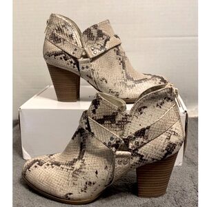 🦋 FERGALICIOUS Tan/ Brown Faux Snakeskin-Print Buckle Booties NWOB 9